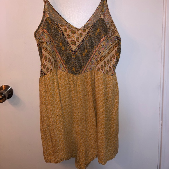 Cute Summer Romper 💛 - Picture 4 of 5
